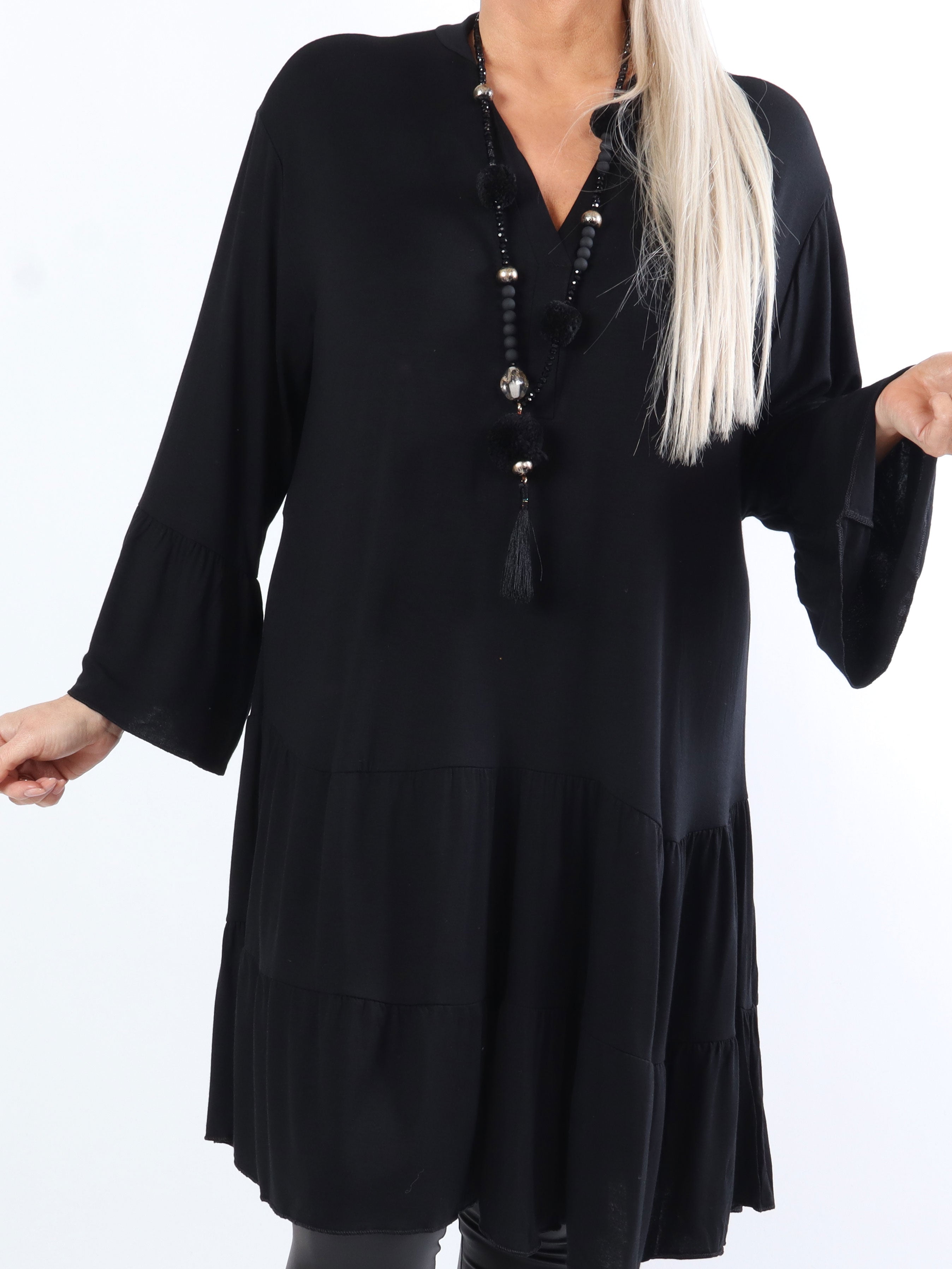 Pauline Plain - Plus size kjole med v-udskæring og lille flæseskørt